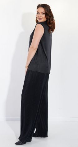 Silk blouse with a pleated collar