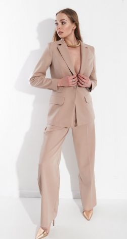 Костюмы женские