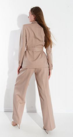 Костюмы женские