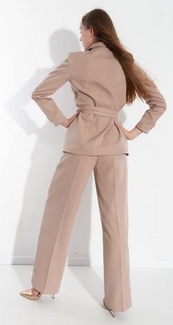 Костюмы женские