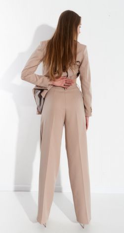 Костюмы женские