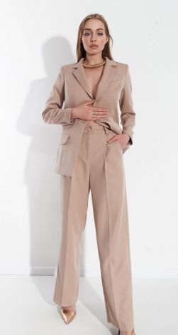 Костюмы женские