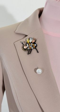 Красива брошка