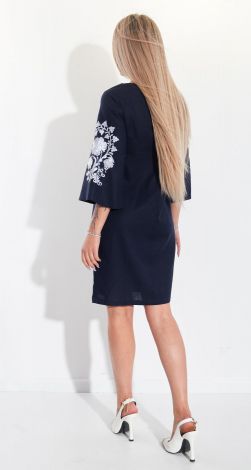 Льняное платье с красивой вышивкой 