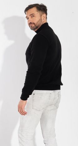 Мужской свитер с вышивкой