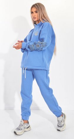 Теплий костюм із вишивкою