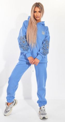 Теплий костюм із вишивкою