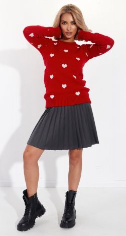Модный свитер с сердечками