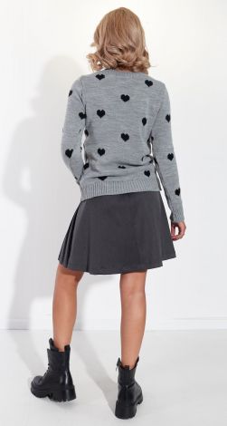 Модный свитер с сердечками