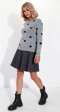 Модный свитер с сердечками