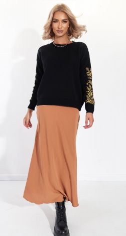 Красивый свитер с орнаментом на рукавах