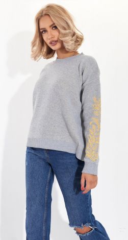 Красивый свитер с орнаментом на рукавах