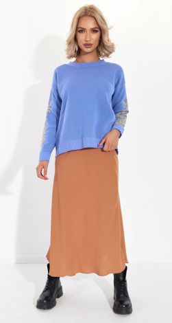 Красивый свитер с орнаментом на рукавах