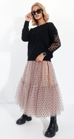 Красивый свитер с орнаментом на рукавах