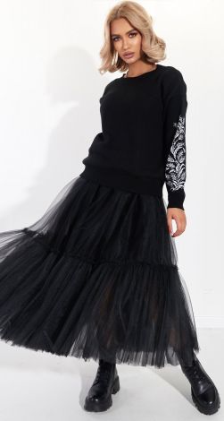 Красивый свитер с орнаментом на рукавах