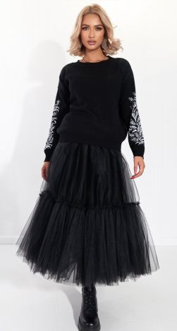 Красивый свитер с орнаментом на рукавах