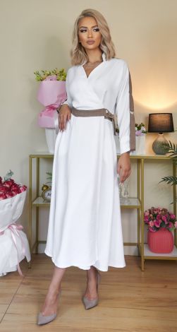Стильное белое платье с контрастной отделкой