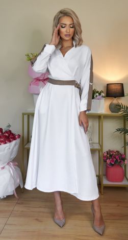 Стильное белое платье с контрастной отделкой