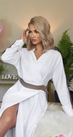 Стильное белое платье с контрастной отделкой