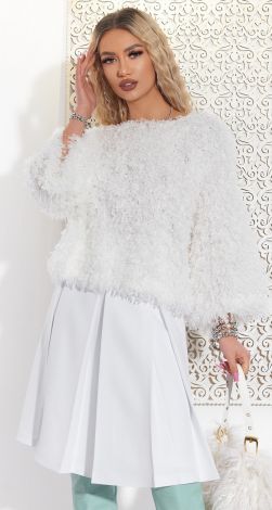 Мягкая и пушистая белая блуза