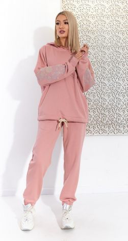 Лаконічний костюм з вишивкою 