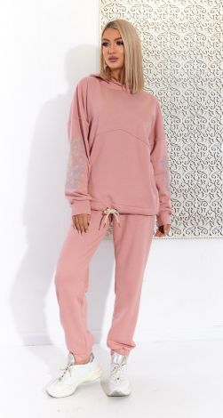 Лаконічний костюм з вишивкою 