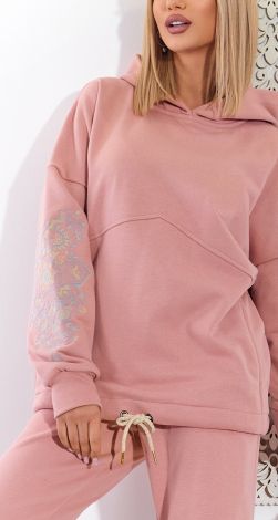 Лаконічний костюм з вишивкою 