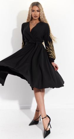 Красивое платье с вышивкой