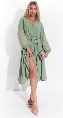 Красивое платье с вышивкой