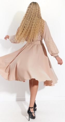 Красивое платье с вышивкой