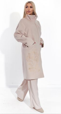 Вишукане пальто з вишивкою