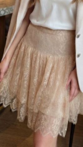 Lace Elegance: Спідниця, в якій закохуєшся у своє відображення