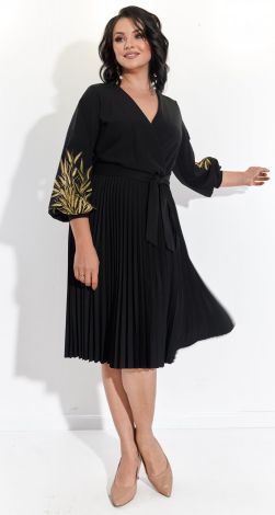 Красивое платье с вышивкой и юбкой в складку