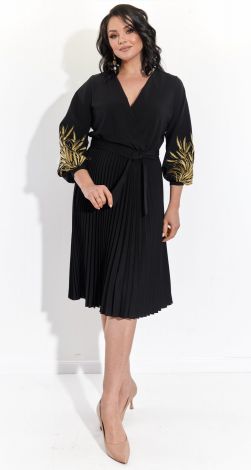 Красивое платье с вышивкой и юбкой в складку