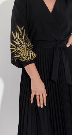 Красивое платье с вышивкой и юбкой в складку