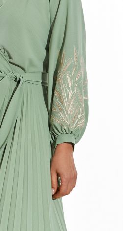 Красивое платье с вышивкой и юбкой в складку