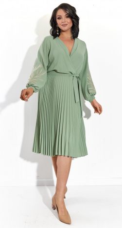 Красивое платье с вышивкой и юбкой в складку