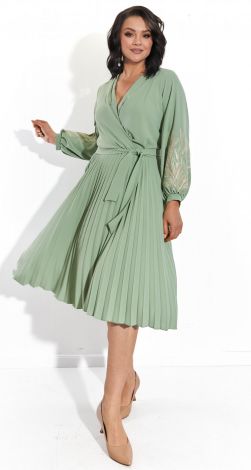 Красивое платье с вышивкой и юбкой в складку