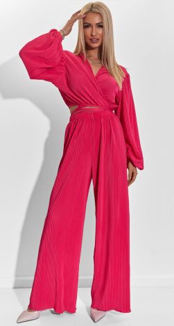 Привабливий костюм плісе