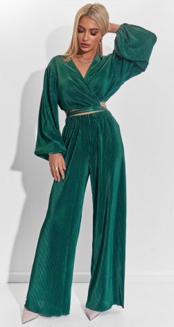 Привабливий костюм плісе