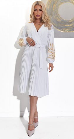 Красивое платье с вышивкой и юбкой в складку