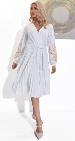 Красивое платье с вышивкой и юбкой в складку