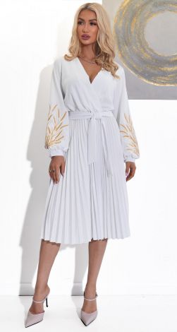 Красивое платье с вышивкой и юбкой в складку