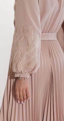 Красивое платье с вышивкой и юбкой в складку