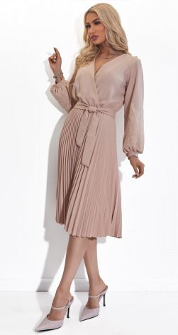 Красивое платье с вышивкой и юбкой в складку