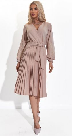 Красивое платье с вышивкой и юбкой в складку