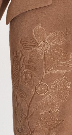 Вишукане пальто з вишивкою