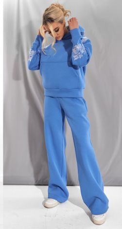 Затишний костюм із вішивкою