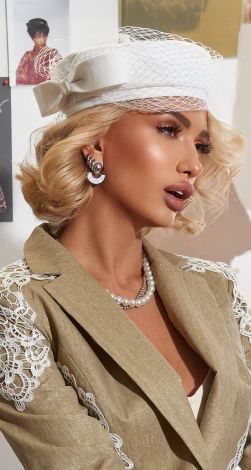 Beret with bow and veil