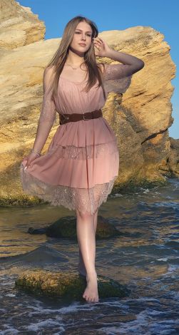 Коментар стиліста: Пориньте в атмосферу легкості та романтики з нашою повітряною сукнею, створеною для справжніх поціновувачок елегантності! Ця чарівна сукня, виконана в найніжнішому відтінку, стане ідеальним вибором для літніх прогулянок, побачень або особливого випадку. Головна родзинка моделі – вишукана обробка з французького